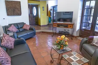 Image de Serene family friendly 3-bedroom house in charming Antigua Guatemala awaits you