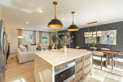 Image de Designer Centennial Home with 2 Living Rooms and Grill