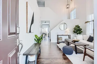 Image de Spacious 3br Aurora Home with Garage and Workspace