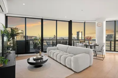 Image de Sub Penthouse in Docklands with Breathtaking 180° Views | Pool, Gym & Parking