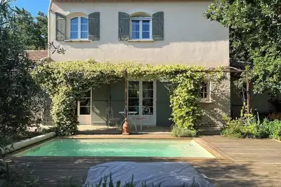 Image de Maison provençale au milieu de grand chênes, le calme près d’Uzès.