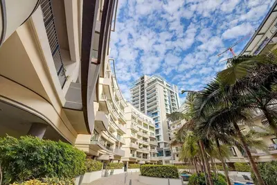 Image de Stylish Pender Gardens Apt with Balcony & Views