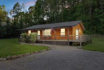 Image de 🍃 Quaint Cabin on Cosby Creek 🏞️ Creekside Farm, Hot Tub & Park Access