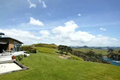 Image de Spacious Deluxe Cottage Escape for Eight Guests near Ngunguru Bay, North Island