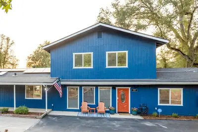 Image de Luxury Mountain Retreat with Stargazing Dome, Hot Tub & Game Room in Oakhurst, California