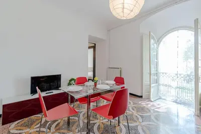 Image de Cozy and comfortable 80 square meters apartment, perfect for four people, located on the first floor of a historic building (accessible by stairs). The property is located in the Prè district, one of Genoa's historic areas: the location is ideal for reac