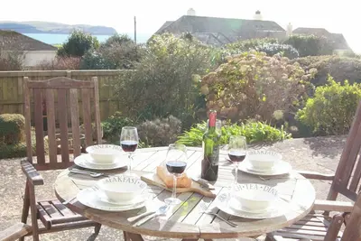 Image de Thurlestone - dog friendly sleeps 6 in premier location with sea views & garden.