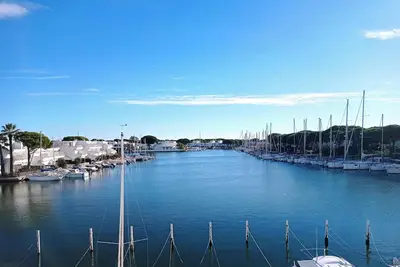 Image de marina en angle avec magnifique vue sur l'eau et les bateaux
