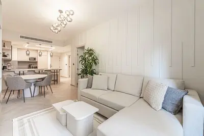 Image de Stylish Renovated 1br At Prime Jbr Location