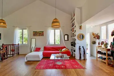 Image de Grande maison au calme avec piscine