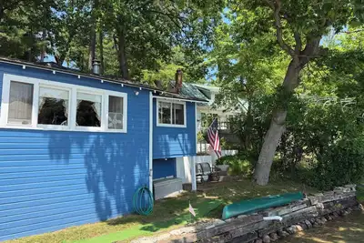Image de 2 Charming cottages on Columbia Lake walking distance to the Wheelhouse & Casino