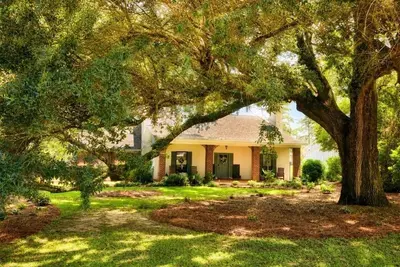 Image de Grand Oak Cottage in Olde Town, 2 King Primary Suites, year round Saltwater Pool