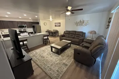 Image de 3 bedroom house with Ac in charming Kingman Near The Hospital Top restaurants