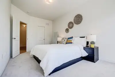 Image de 🏡 Spacious 3-Storey Ajax Home | Waterfront, Go Train & Toronto Access