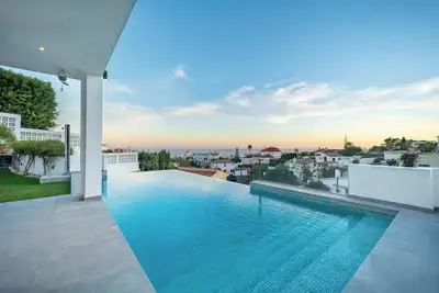 Image de Tranquil 4 bedroom villa in Fuengirola with infinity pool and sea views
