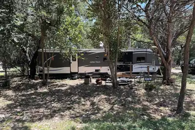 Image de Cozy Woodland Rv Retreat in Clifton Texas on Beautiful Lake Whitney!