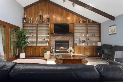 Image de Sleeps8! Remodeled w/ Smart TVs, Near Kc Stadium