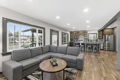 Image de Newly Renovated Modern Home