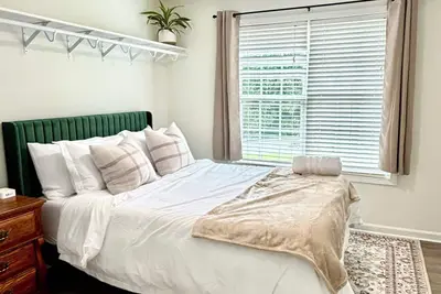 Image de Modern Mediterranean haven, 1 King 2 Queens in Suwanee-Duluth Gas South District