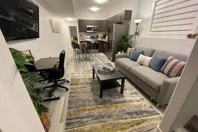 Image de Cozy 2 Bedroom Suite in Brighton - 3 Minutes to Landmark Cinemas & Marketplace