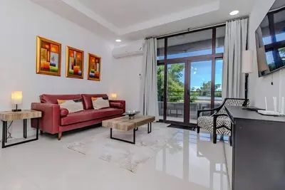 Image de Luxury 2br/2. 5ba Retreat | Rooftop Pool | Prime Location near Bob Marley Museum