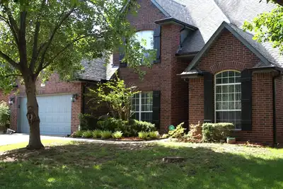 Image de Phenomenal 5-bedroom house in a family-friendly Bixby neighborhood