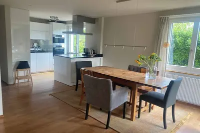 Image de Charmante maison familiale à Herrliberg avec vue sur le jardin