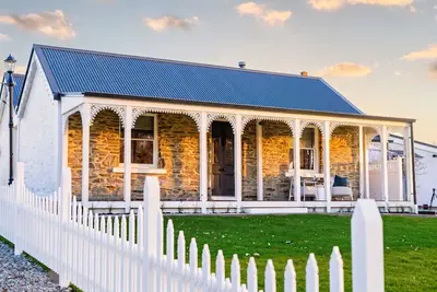 Image de 1868 Schist heritage cottage. 4 bedroom, 220°Lake & mountain view. History calls
