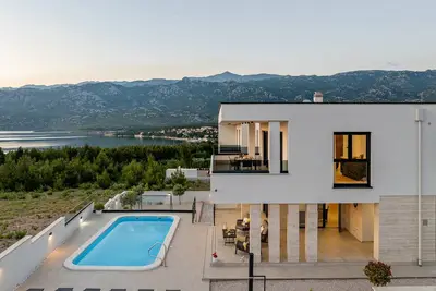 Image de Gorgeous home in Rovanjska