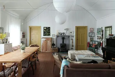 Image de Une salle paroissiale restaurée sous le soleil de minuit à Kvæfjord