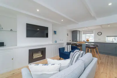 Image de Karibu Cottage | Boutique Coastal Retreat with Parking | Walk to Beaches | Pets