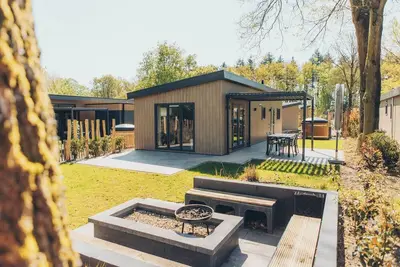 Image de Enjoy a luxury holiday home for 5 in the wooded nature of the Veluwe, complete with modern amenities, air conditioning and a stylish pergola for ultimate comfort. Unwind completely in your very own private hot tub, the perfect way to relax after a da