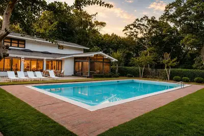 Image de Spacious 7br home featuring a private pool, separate pool house, game room, Peloton-equipped workout sunroom, dedicated office, multiple living areas, and a fully equipped kitchen—perfect for families, groups, and extended stays.