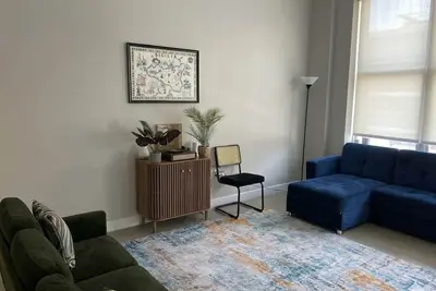 Image de 2br Hotspot Downtown • Walk to Games & Work Remote