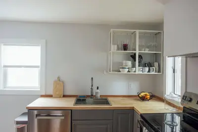 Image de Modern 2-bedroom Hudson apartment with off-street parking