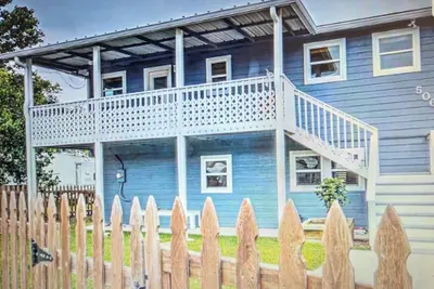 Image de 2 or 3 bedroom Boat House with Boat Slips, Open Water Access, Smarboard Sliding