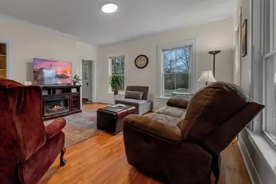 Image de Relax at this updated Victorian farmhouse near the Saco River in Southern Maine. Featuring 3 bedrooms, a game room, river access nearby, outdoor space, and easy access to beaches, hiking, golf, and downtown attractions. Your Dog stays Free!