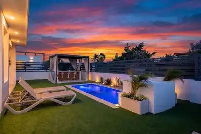 Modern Home with Private Pool, near Eagle beach!