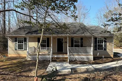 Image de Lake access home centrally located to many Lake Anna amenities. Pet friendly!