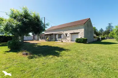 Image de Maison de charme en pierre avec terrasse et jardin