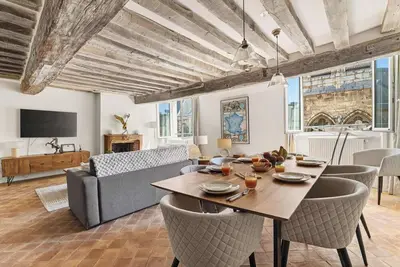 Authentic and Large 1 bdr Flat - Facing Notre Dame
