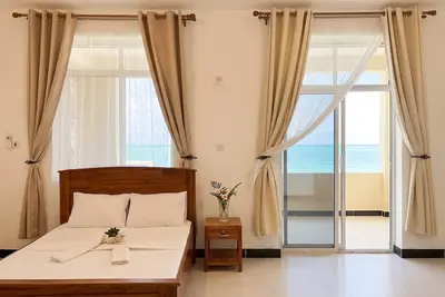 Image de Beachfront Apt w/ Balcony & Ocean View