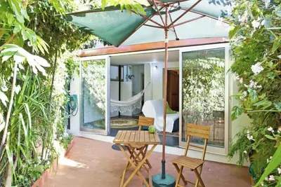 Image de A flat with a garden — a small oasis in the town.