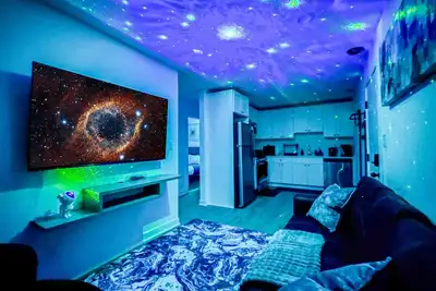 Image de Galactic Getaway - 15 Min to Midway - Easy Access to Chicago