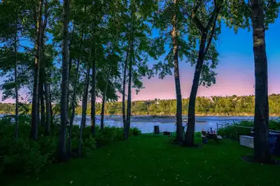 Image de Private Bow Riverfront Haven Nestled on Calgary's Bow River - Sleeps 4 - Bowness