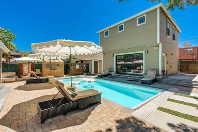 Image de Midtown Reno Walkable Retreat Shared Backyard &Pool Access + Private Garage