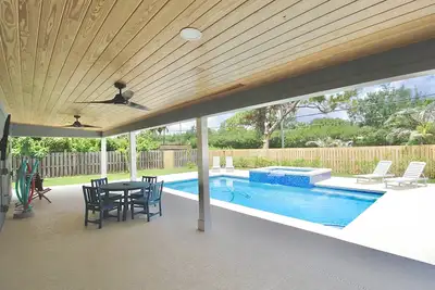 Image de Triple Palm Oasis - Heated Pool with Hot Tub - Stuart