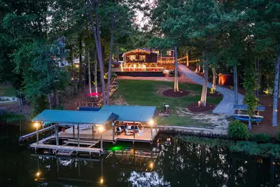 Image de New! Lakefront, Hot Tub, Dock, Lift, Kayaks, Game Room, Fire pit