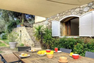 Image de Un gîte pour 4 personnes, dans une propriété arborée, à Lumio
