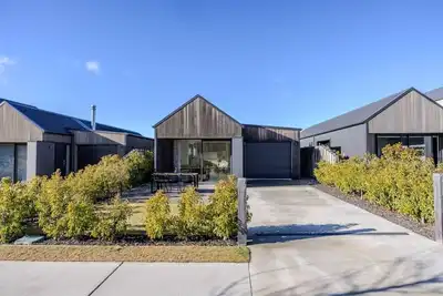 Image de 3-bed in Northlake | Bikes, Boards & Wānaka Bliss
